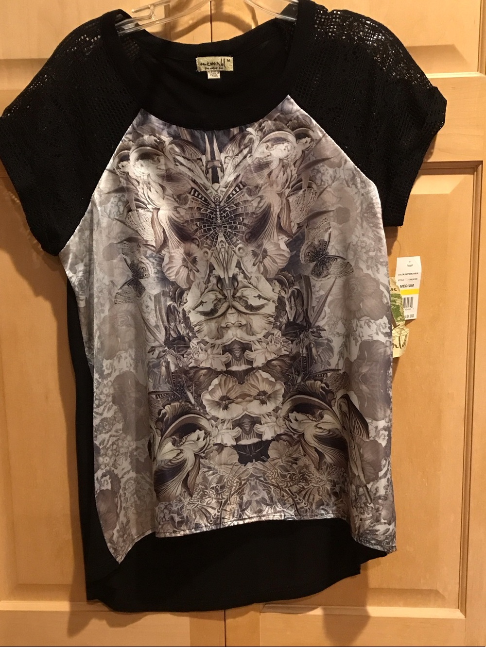 New ONE WORLD Black Short-Sleeve Top with Gray Cream Graphic Front